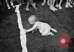 Image bébé ramper race New Jersey United States USA, 1945, de la seconde 54 séquences d'archives historiques vidéo 65675072163