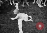 Image bébé ramper race New Jersey United States USA, 1945, de la seconde 55 séquences d'archives historiques vidéo 65675072163