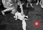Image bébé ramper race New Jersey United States USA, 1945, de la seconde 56 séquences d'archives historiques vidéo 65675072163