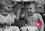 Image bébé ramper race New Jersey United States USA, 1945, de la seconde 62 séquences d'archives historiques vidéo 65675072163