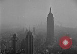 Immagine di Detergente per vetri New York City USA, 1945, secondo 22 filmato di repertorio 65675072164