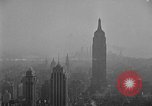 Immagine di Detergente per vetri New York City USA, 1945, secondo 23 filmato di repertorio 65675072164
