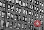 Immagine di Detergente per vetri New York City USA, 1945, secondo 38 filmato di repertorio 65675072164