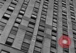 Immagine di Detergente per vetri New York City USA, 1945, secondo 49 filmato di repertorio 65675072164