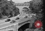 Image navetteurs roulant à Washington DC sur Rock Creek Parkway Washington DC USA, 1935, de la seconde 5 séquences d'archives historiques vidéo 65675072204
