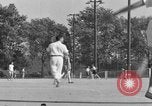 Image navetteurs roulant à Washington DC sur Rock Creek Parkway Washington DC USA, 1935, de la seconde 60 séquences d'archives historiques vidéo 65675072204