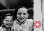 Standbild Krieg Flüchtlingskinder New York City USA, 1942, aus Sekunde 12 historischem Filmmaterial Videoclip 65675072208