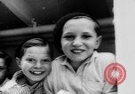 Standbild Krieg Flüchtlingskinder New York City USA, 1942, aus Sekunde 13 historischem Filmmaterial Videoclip 65675072208
