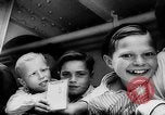Standbild Krieg Flüchtlingskinder New York City USA, 1942, aus Sekunde 14 historischem Filmmaterial Videoclip 65675072208