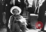 Standbild Krieg Flüchtlingskinder New York City USA, 1942, aus Sekunde 29 historischem Filmmaterial Videoclip 65675072208