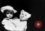 Standbild Krieg Flüchtlingskinder New York City USA, 1942, aus Sekunde 30 historischem Filmmaterial Videoclip 65675072208