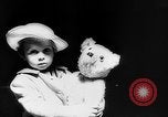 Standbild Krieg Flüchtlingskinder New York City USA, 1942, aus Sekunde 31 historischem Filmmaterial Videoclip 65675072208
