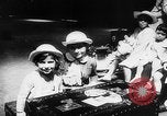 Standbild Krieg Flüchtlingskinder New York City USA, 1942, aus Sekunde 39 historischem Filmmaterial Videoclip 65675072208