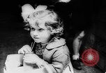 Standbild Krieg Flüchtlingskinder New York City USA, 1942, aus Sekunde 49 historischem Filmmaterial Videoclip 65675072208