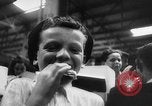 Standbild Krieg Flüchtlingskinder New York City USA, 1942, aus Sekunde 53 historischem Filmmaterial Videoclip 65675072208