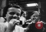 Standbild Krieg Flüchtlingskinder New York City USA, 1942, aus Sekunde 54 historischem Filmmaterial Videoclip 65675072208