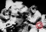 Standbild Krieg Flüchtlingskinder New York City USA, 1942, aus Sekunde 56 historischem Filmmaterial Videoclip 65675072208