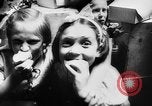 Standbild Krieg Flüchtlingskinder New York City USA, 1942, aus Sekunde 58 historischem Filmmaterial Videoclip 65675072208