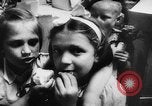 Standbild Krieg Flüchtlingskinder New York City USA, 1942, aus Sekunde 60 historischem Filmmaterial Videoclip 65675072208