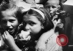 Standbild Krieg Flüchtlingskinder New York City USA, 1942, aus Sekunde 61 historischem Filmmaterial Videoclip 65675072208