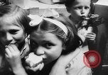 Standbild Krieg Flüchtlingskinder New York City USA, 1942, aus Sekunde 62 historischem Filmmaterial Videoclip 65675072208