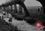 Standbild jährliche Cross Country Rennen Eton England, 1933, aus Sekunde 33 historischem Filmmaterial Videoclip 65675072246