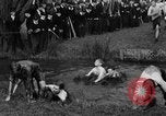 Standbild jährliche Cross Country Rennen Eton England, 1933, aus Sekunde 39 historischem Filmmaterial Videoclip 65675072246