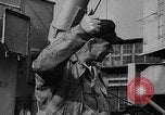 Immagine di Eccedenze alimentari distribuiti per fame tedeschi dell'Est Germania, 1951, secondo 14 filmato di repertorio 65675072259