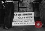Immagine di Eccedenze alimentari distribuiti per fame tedeschi dell'Est Germania, 1951, secondo 15 filmato di repertorio 65675072259