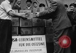 Immagine di Eccedenze alimentari distribuiti per fame tedeschi dell'Est Germania, 1951, secondo 16 filmato di repertorio 65675072259
