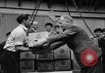 Immagine di Eccedenze alimentari distribuiti per fame tedeschi dell'Est Germania, 1951, secondo 17 filmato di repertorio 65675072259