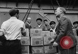 Immagine di Eccedenze alimentari distribuiti per fame tedeschi dell'Est Germania, 1951, secondo 18 filmato di repertorio 65675072259
