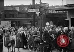 Immagine di Eccedenze alimentari distribuiti per fame tedeschi dell'Est Germania, 1951, secondo 19 filmato di repertorio 65675072259