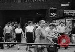 Immagine di Eccedenze alimentari distribuiti per fame tedeschi dell'Est Germania, 1951, secondo 22 filmato di repertorio 65675072259