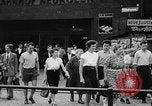 Immagine di Eccedenze alimentari distribuiti per fame tedeschi dell'Est Germania, 1951, secondo 23 filmato di repertorio 65675072259