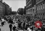 Immagine di Eccedenze alimentari distribuiti per fame tedeschi dell'Est Germania, 1951, secondo 24 filmato di repertorio 65675072259