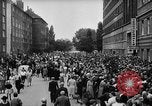 Immagine di Eccedenze alimentari distribuiti per fame tedeschi dell'Est Germania, 1951, secondo 25 filmato di repertorio 65675072259