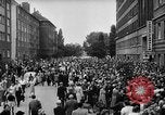 Immagine di Eccedenze alimentari distribuiti per fame tedeschi dell'Est Germania, 1951, secondo 26 filmato di repertorio 65675072259