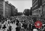 Immagine di Eccedenze alimentari distribuiti per fame tedeschi dell'Est Germania, 1951, secondo 27 filmato di repertorio 65675072259