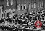 Immagine di Eccedenze alimentari distribuiti per fame tedeschi dell'Est Germania, 1951, secondo 28 filmato di repertorio 65675072259