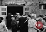 Immagine di Eccedenze alimentari distribuiti per fame tedeschi dell'Est Germania, 1951, secondo 30 filmato di repertorio 65675072259