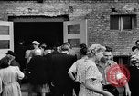 Immagine di Eccedenze alimentari distribuiti per fame tedeschi dell'Est Germania, 1951, secondo 31 filmato di repertorio 65675072259