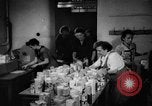 Immagine di Eccedenze alimentari distribuiti per fame tedeschi dell'Est Germania, 1951, secondo 32 filmato di repertorio 65675072259