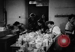 Immagine di Eccedenze alimentari distribuiti per fame tedeschi dell'Est Germania, 1951, secondo 33 filmato di repertorio 65675072259