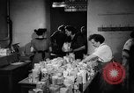 Immagine di Eccedenze alimentari distribuiti per fame tedeschi dell'Est Germania, 1951, secondo 34 filmato di repertorio 65675072259