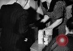 Immagine di Eccedenze alimentari distribuiti per fame tedeschi dell'Est Germania, 1951, secondo 35 filmato di repertorio 65675072259