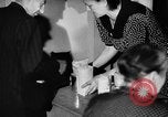 Immagine di Eccedenze alimentari distribuiti per fame tedeschi dell'Est Germania, 1951, secondo 36 filmato di repertorio 65675072259