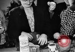 Immagine di Eccedenze alimentari distribuiti per fame tedeschi dell'Est Germania, 1951, secondo 37 filmato di repertorio 65675072259