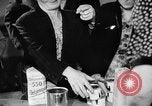 Immagine di Eccedenze alimentari distribuiti per fame tedeschi dell'Est Germania, 1951, secondo 38 filmato di repertorio 65675072259