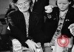 Immagine di Eccedenze alimentari distribuiti per fame tedeschi dell'Est Germania, 1951, secondo 39 filmato di repertorio 65675072259